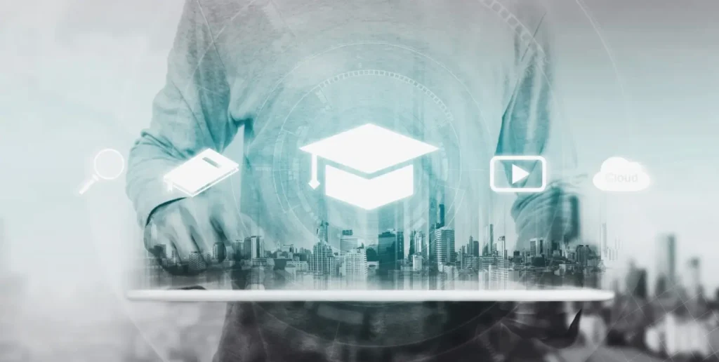 una foto en blanco y negro del torso de una persona con simbolos graficos delante: un gorro de graduacion, una lupa, un libro, un boton de play y el simbolo de cloud