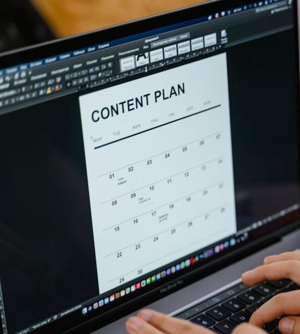 Un primer plano de un ordenador con un calendario para crear el contenido