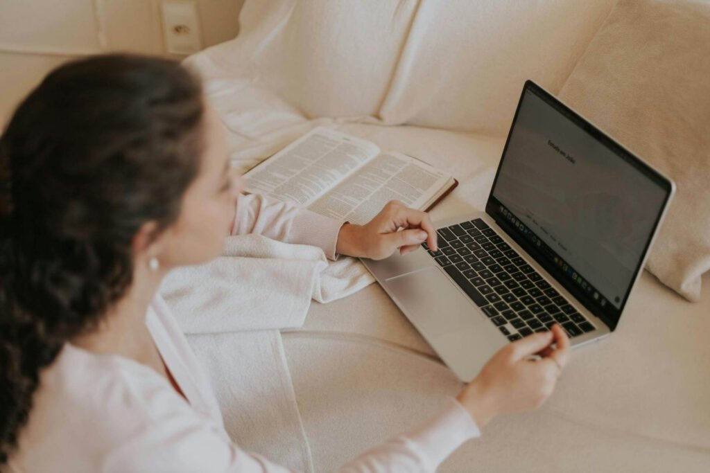 Una madre trabajando desde casa y mostrando como el marketing de afiliados puede ser un trabajo online que hagas desde casa para poder conciliar vida familiar y laboral y ganar dinero